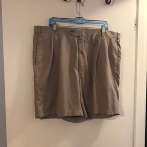Nicklaus men’s tan golf shorts